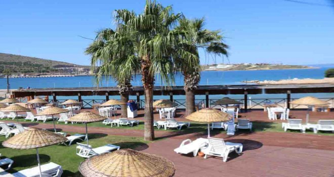 Çeşme Tekke Plajı ve Restoranı ziyaretçilerini bekliyor