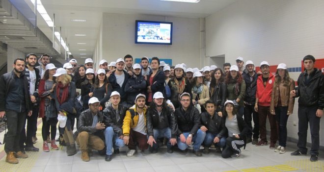 Egeli öğrenciler metroda yaşlılara yer verdi