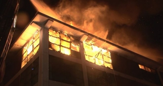Behçet Uz Çocuk Hastanesi yanındaki yangın panik yarattı