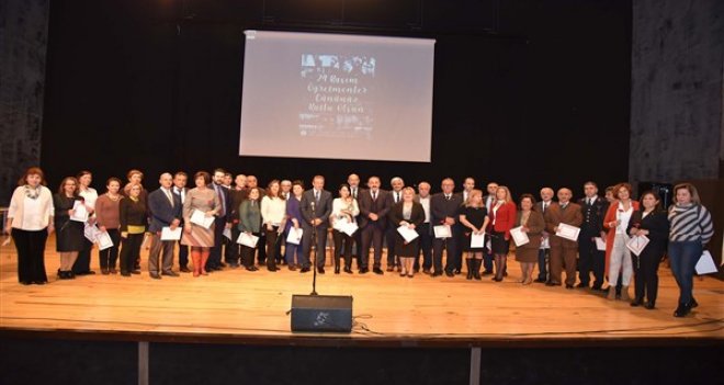 Emekli öğretmen hizmet şeref belgesini kucağında çocuğuyla aldı