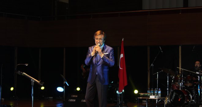 Erol Evgin İzmirlileri büyüledi