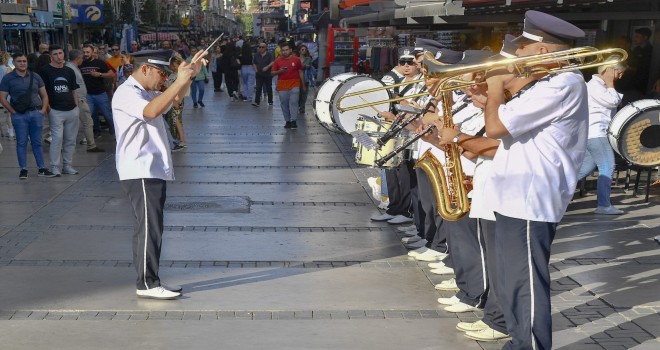 İzmir sokakları bayram havasına girdi
