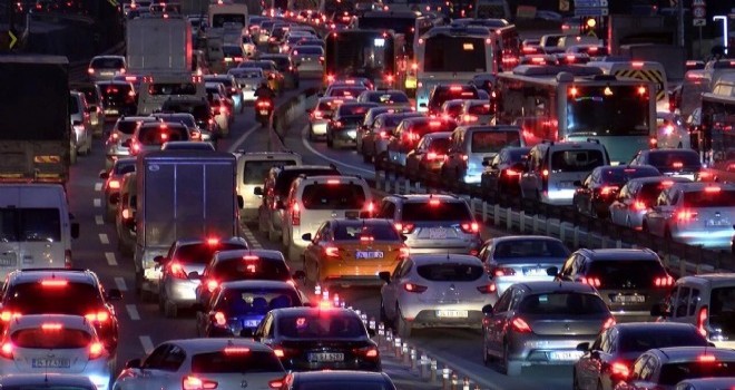 İzmir'de trafiğe kayıtlı araç sayısı 2 milyon 83 bin 71