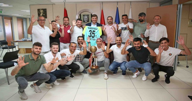 Karşıyakalı şampiyonlar kupayı Başkan Tugay’a götürdü