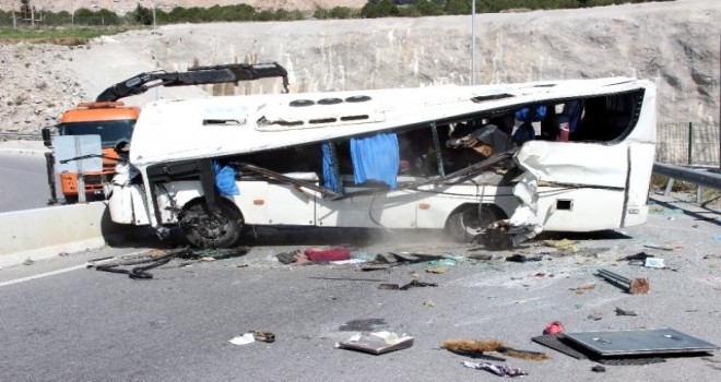 Karşıyaka Meslek Eğitim Merkezi'ne giden okul servisi takla attı