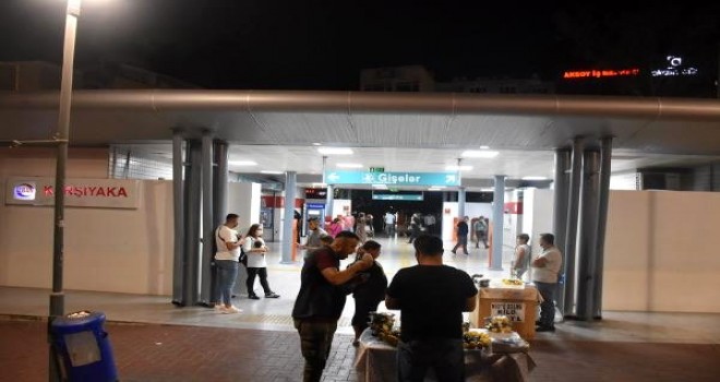 Karşıyaka'da raylara atlayan kişi hayatını kaybetti