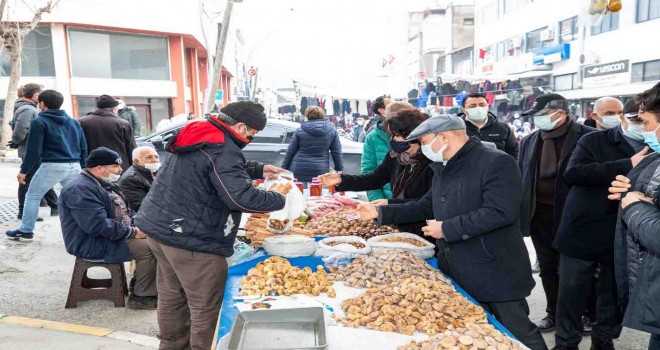 ​Soyer çifti pazar alışverişini Bayındır üreticisinden yaptı