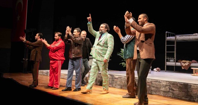 İzmir Büyükşehir Belediyesi Şehir Tiyatroları'ndan Karşıyaka'da görkemli açılış