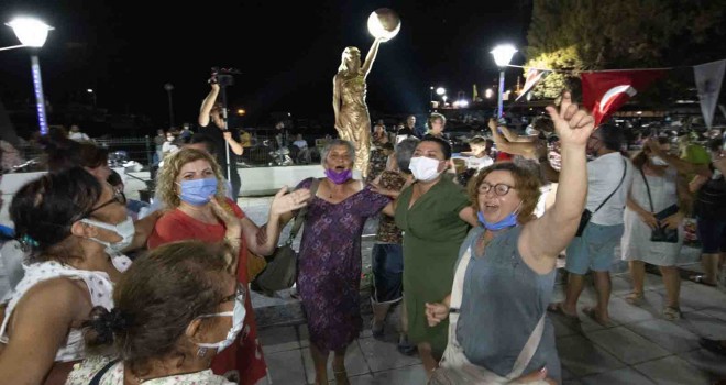 Dikili’de Kadın Hakları Parkı ve İlk Kadın Heykeli açıldı