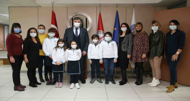 Duyarlı minikler Başkan Tugay’ı ziyaret etti