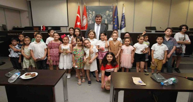 Çilekleri verdiler hediyeleri kaptılar