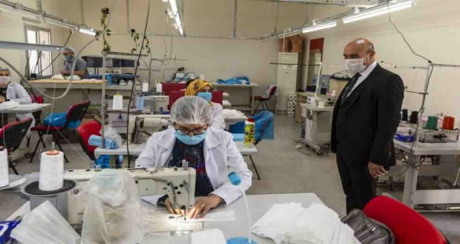 İzmir Büyükşehir Belediyesi günde 60 bin maske üretiyor