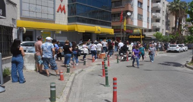 Karşıyaka PTT önünde uzun kuyruk...