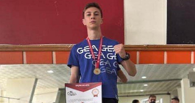 Karşıyakalı Lise öğrencisi boksta İzmir Şampiyonu oldu