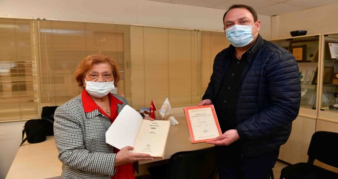 Başkan Gümrükçü görme engelliler için kitap seslendirdi