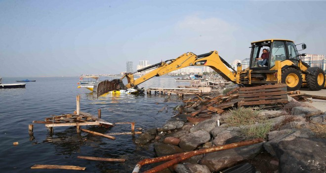 Bostanlı Balıkçı Barınağı’nda kaçak iskeleler yıkıldı