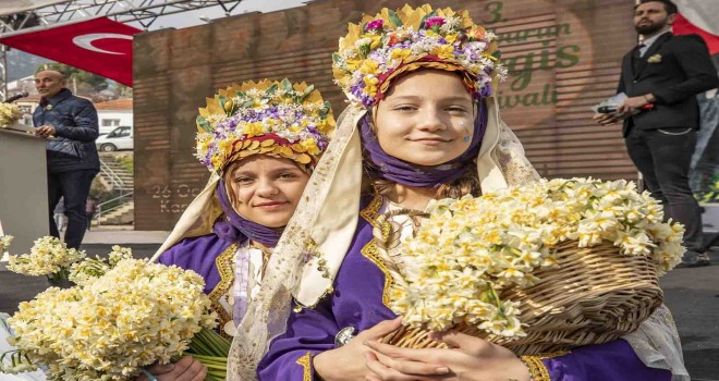 Karaburun’da, çiçek üreticileri sıkıntılı bir sezon geçiriyor