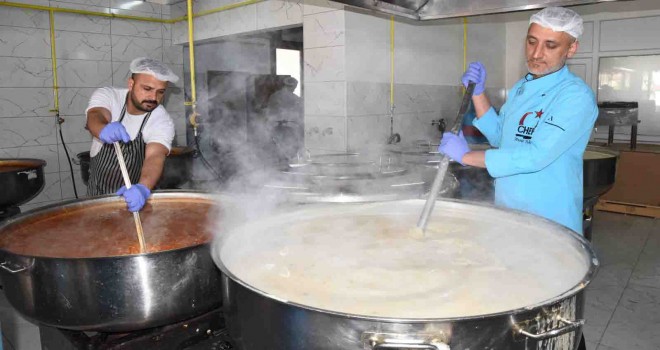 Menemen Belediyesi Aşevi'nden her gün 10 bin sıcak yemek