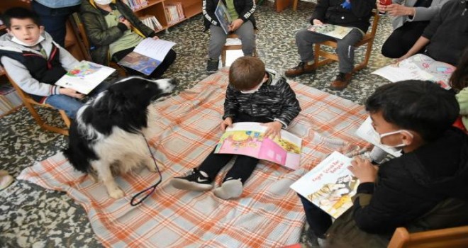 Polis köpekleriyle kitap okudular