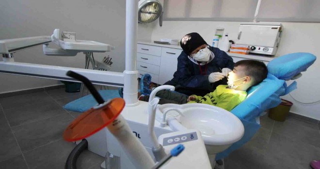 Karşıyaka'daki çocuklar diş sağlığı taramasından geçirildi