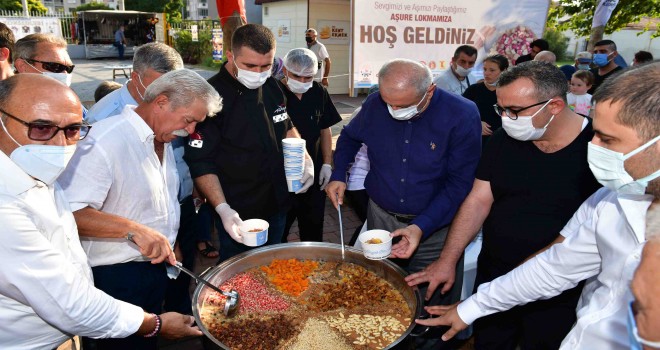 Çiğli’de aşure ikramı