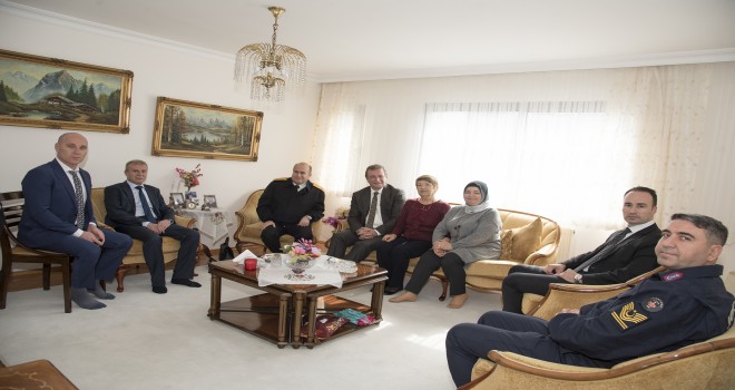 Şehit ailelerini yalnız bırakmıyorlar...