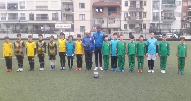Küçük futbolculardan saygı duruşu