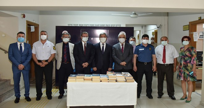 Karşıyaka’da tutuklu ve hükümlülere kütüphane için büyük iş birliği