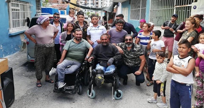 Söz verdiği akülü sandalyeyi hediye etti