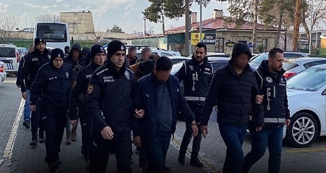 İzmir'de SRC sınavında 6 Joker Aday operasyonla gözaltına alındı