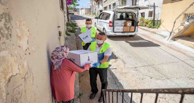 İzmir’deki mültecilere hijyen ve gıda paketi desteği