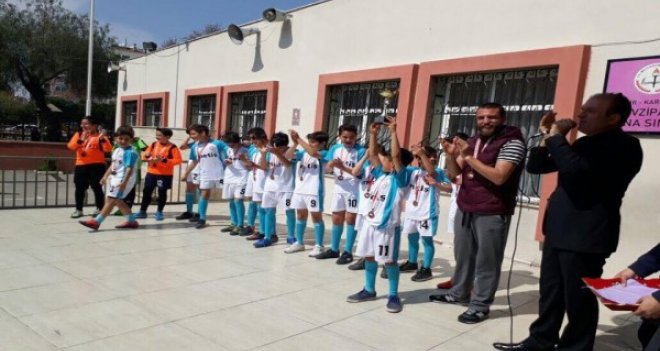 Fevzipaşa Ortaokulu Karşıyaka'yı Türkiye Şampiyonası'nda temsil edecek