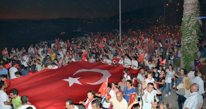 Foça Kalesi, Zafer Bayramı’nın büyük coşkusuyla yankılandı