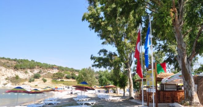 Foça plajlarında mavi bayraklar dalgalanıyor