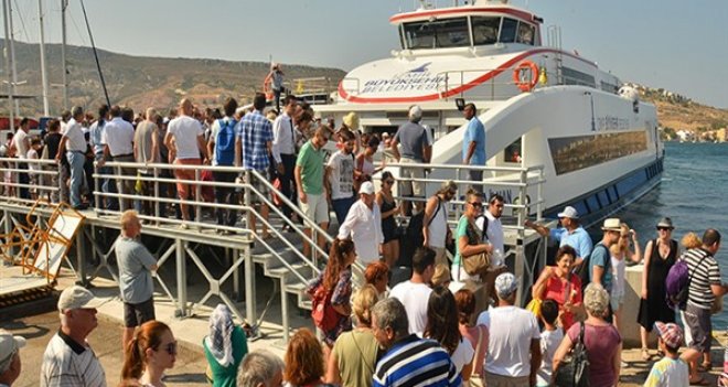 Foça vapuru 3 ayda 12 bin yolcu taşıdı