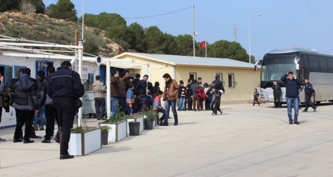 Foça'da 111 mülteci ve 4 umut taciri yakalandı