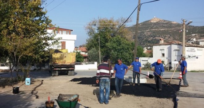 Foça'da bozuk yollara onarım