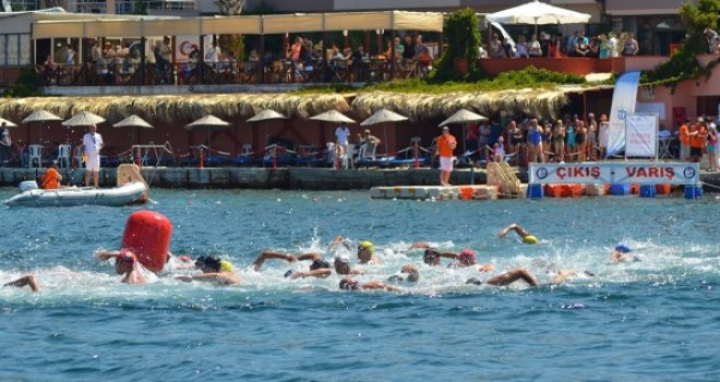 Foça'da şampiyonluğa kulaç attılar