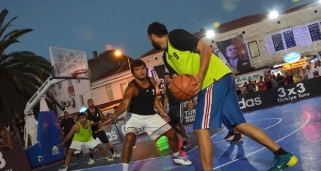 Foça'da sokak basketbolu heyecanı