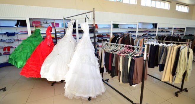 Foça'da sosyal marekete yardımlar devam ediyor