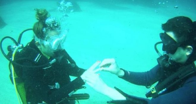 Foça'da sualtında evlenme teklifi