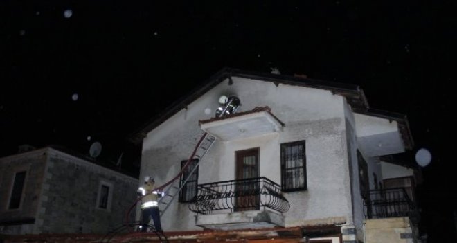Foça'da yıldırım evin çatısını yaktı