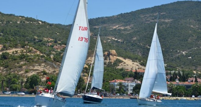 Foça'nın rüzgarı yelkencileri mest etti