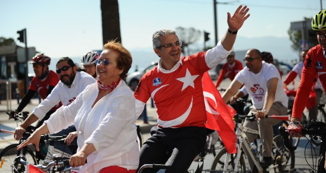 Gazeteciler Karşıyaka’da Cumhuriyet’e pedal çevirdi