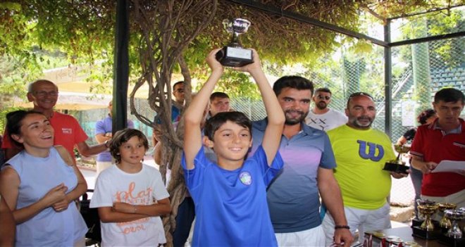 Genç tenisçilerin kupa sevinci