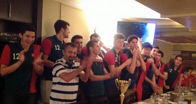 Gençler şampiyonluğu kutladı