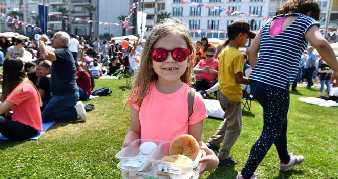 Gönül şenlik ister, boyoz bahane