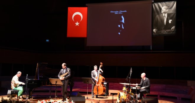 Görsev, Dünya Caz Günü’nde öğrenciler için çaldı