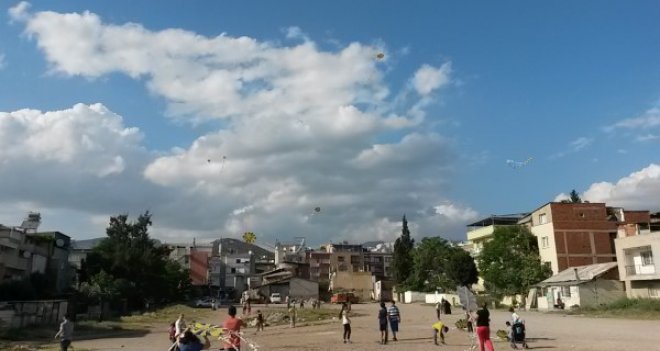 Gümüşpala'da çocuklar uçurtma uçurdular...