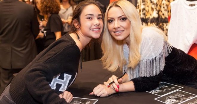 Hadise Agora AVM'de sevenleriyle buluştu